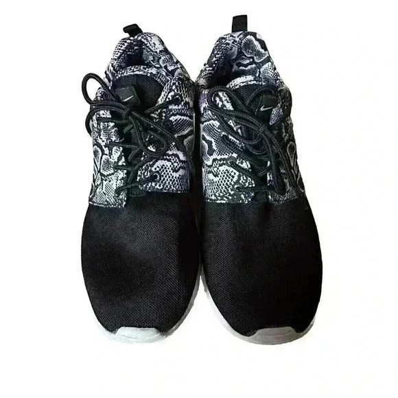 Nike Roshe One Print Snakeskin NSW Running Black Silver Women 8 Men 6 - Picture 3 of 7
